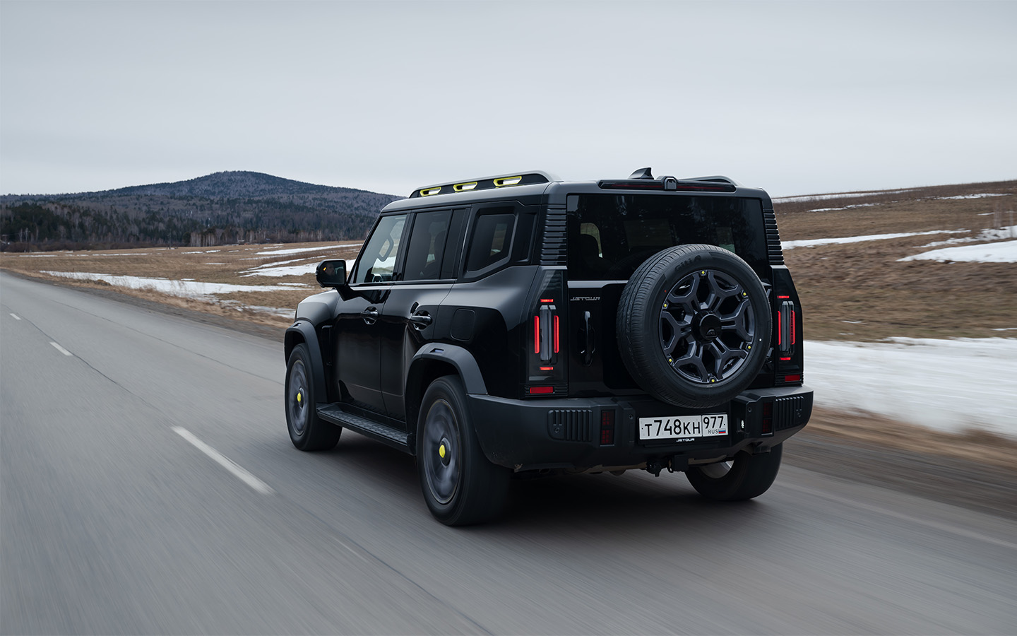 Стационарные подножки по бокам Jetour T2, как и ручки в салоне, — не блажь, а жизненная необходимость: без них практически невозможно осуществить посадку-высадку. Жаль, из-за скромной ширины, нельзя нормально ставить ногу, а сзади не хватает и длины