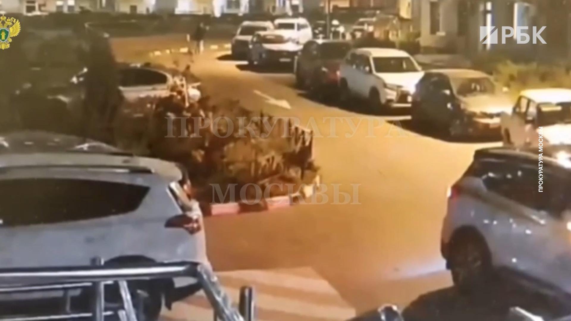 Трое подростков сожгли BMW на западе Москвы. Видео