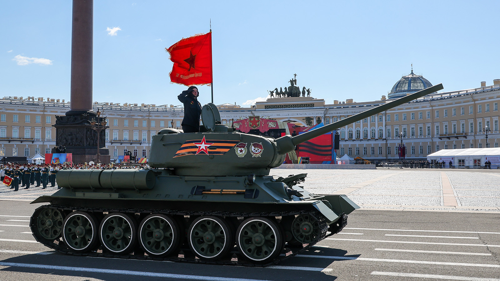 Танк Т-34 во время парада, посвященного 79-й годовщине Победы в Великой Отечественной войне, на Дворцовой площади. 9 мая 2024 года