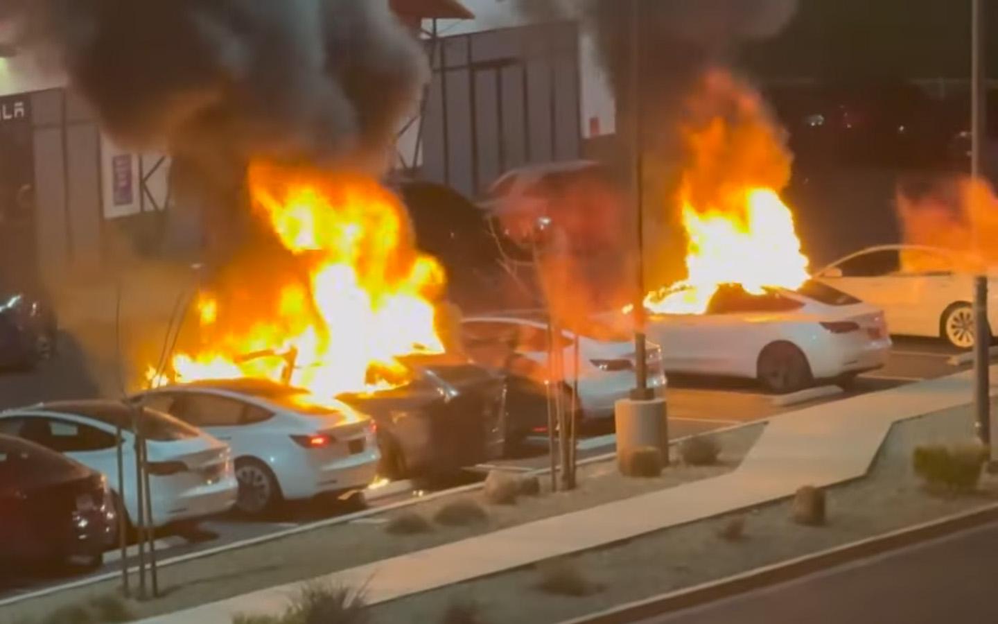 В Лас-Вегасе подожгли несколько автомобилей Tesla. И это не первый случай