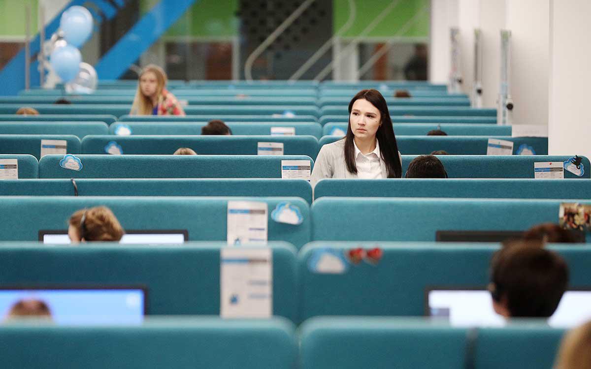 Коммерческий банк — это кредитная организация, которая оказывает финансовые услуги юридическим и физическим лицам на основании лицензии, выданной Банком России