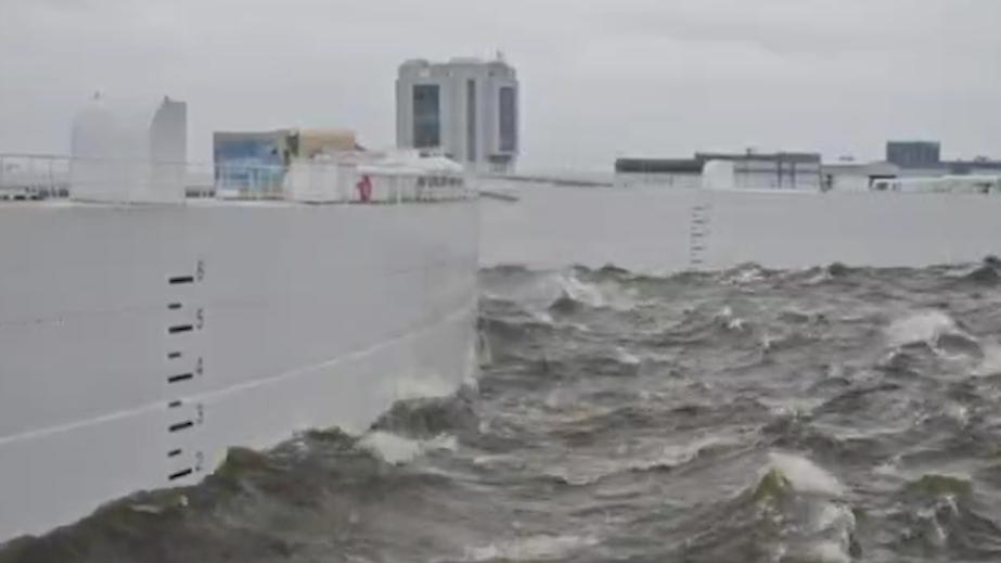 «Рвалася к морю против бури»: в Петербурге началось наводнение