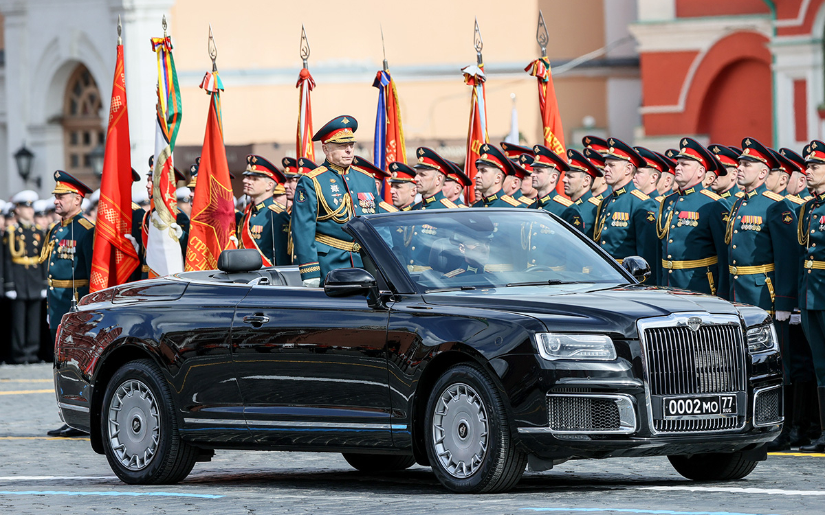 На чем принимали парады Победы: от лошадей до V8