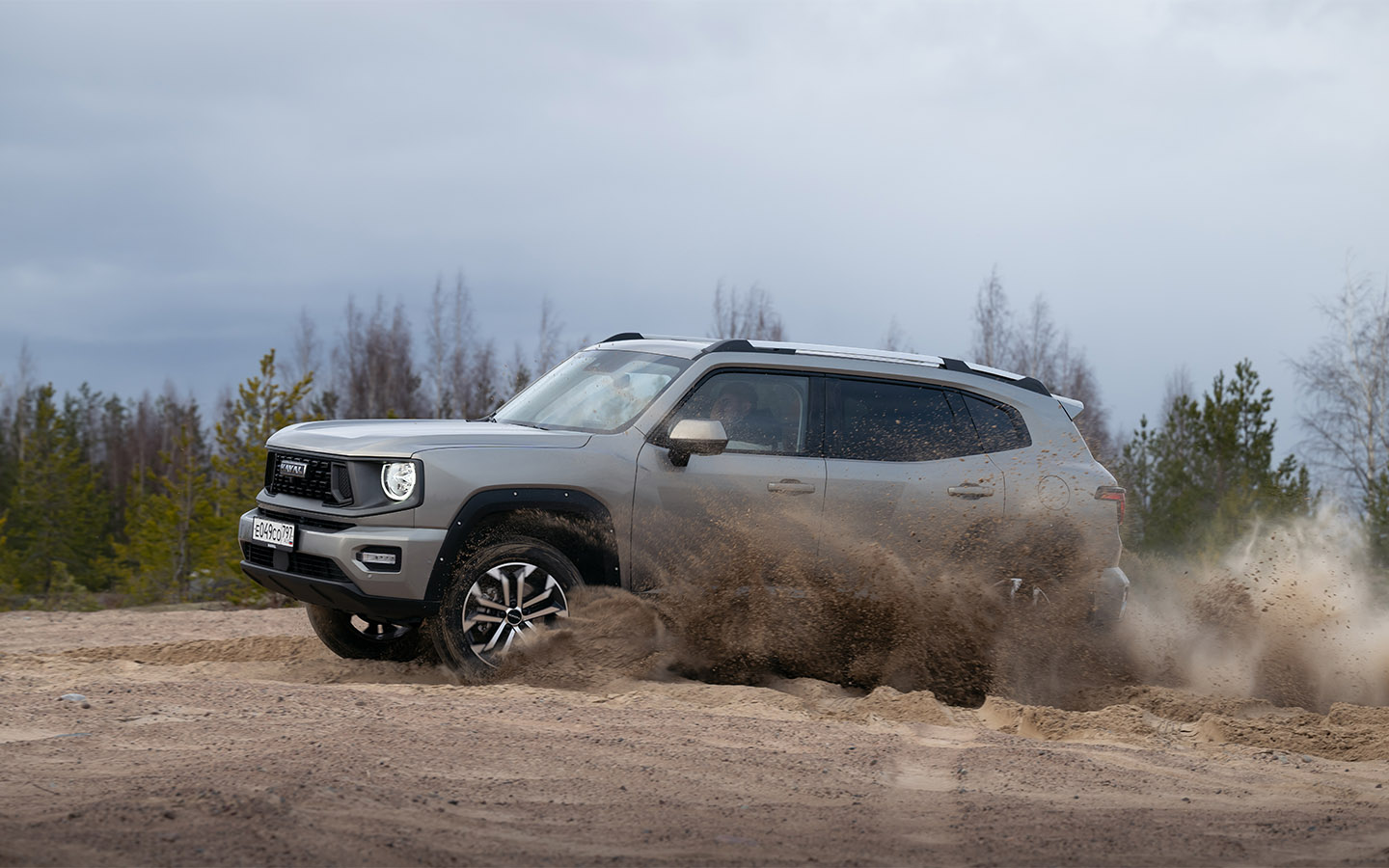 В арсенале Haval H7 аж девять режимов движения, включая четыре внедорожных. С песком и грязью автомобиль справляется на ура даже в руках неопытного пользователя: достаточно активировать режим &laquo;авто&raquo;&nbsp;