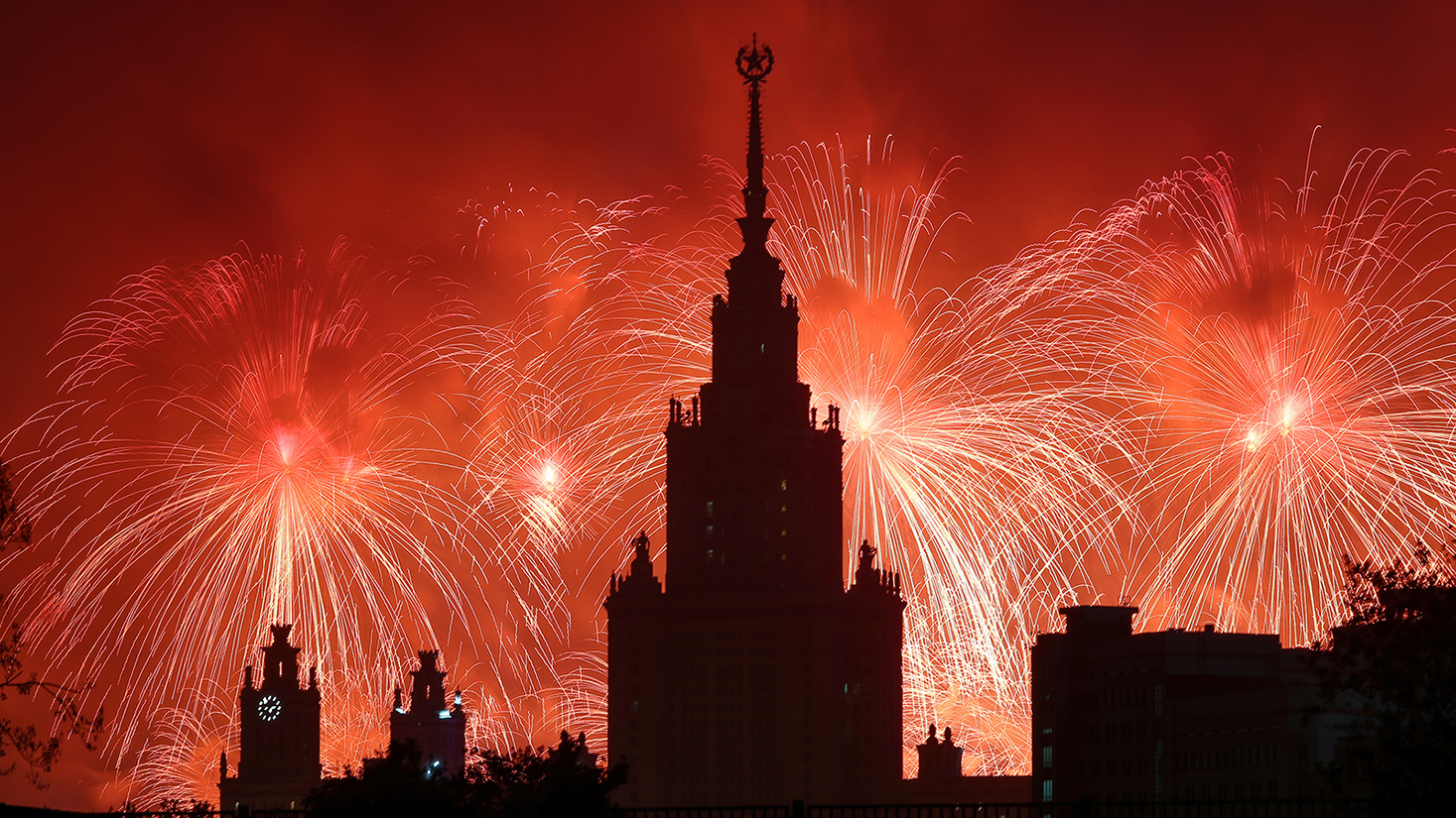 Праздничный салют в День Победы